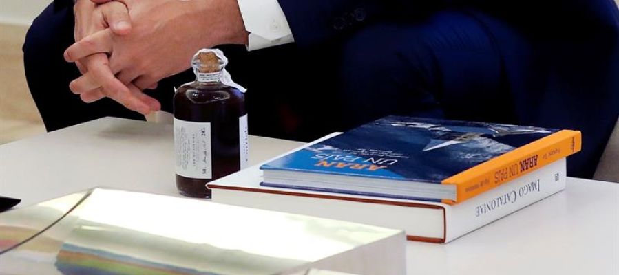 Torra regala a Sánchez un licor de ratafía y dos libros sobre Cataluña Torra regala a Sánchez un licor de ratafía y dos libros sobre Cataluña