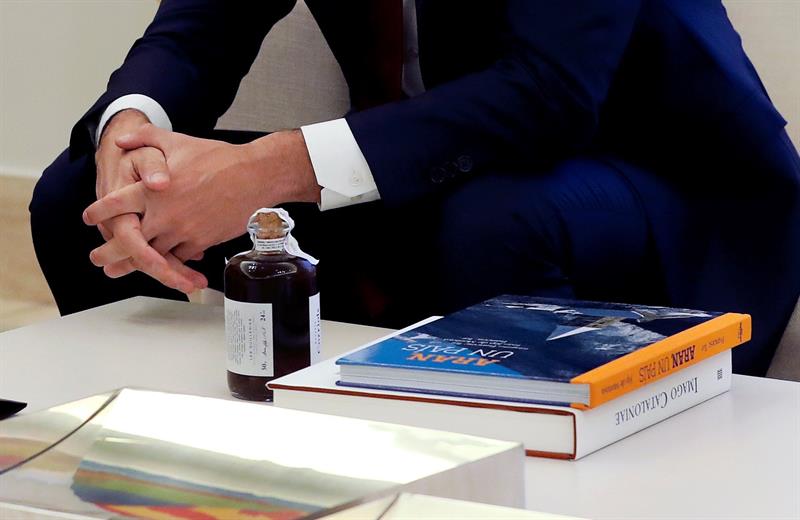 Torra regala a Sánchez un licor de ratafía y dos libros sobre Cataluña Torra regala a Sánchez un licor de ratafía y dos libros sobre Cataluña