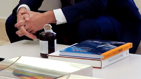 Torra regala a S&aacute;nchez un licor de rataf&iacute;a y dos libros sobre Catalu&ntilde;a