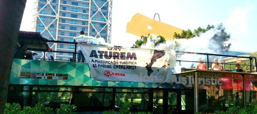 Protesta de miembros de Arran en un autobús turístico Protesta de miembros de Arran en un autobús turístico