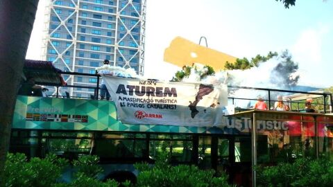 Protesta de miembros de Arran en un autob&uacute;s tur&iacute;stico
