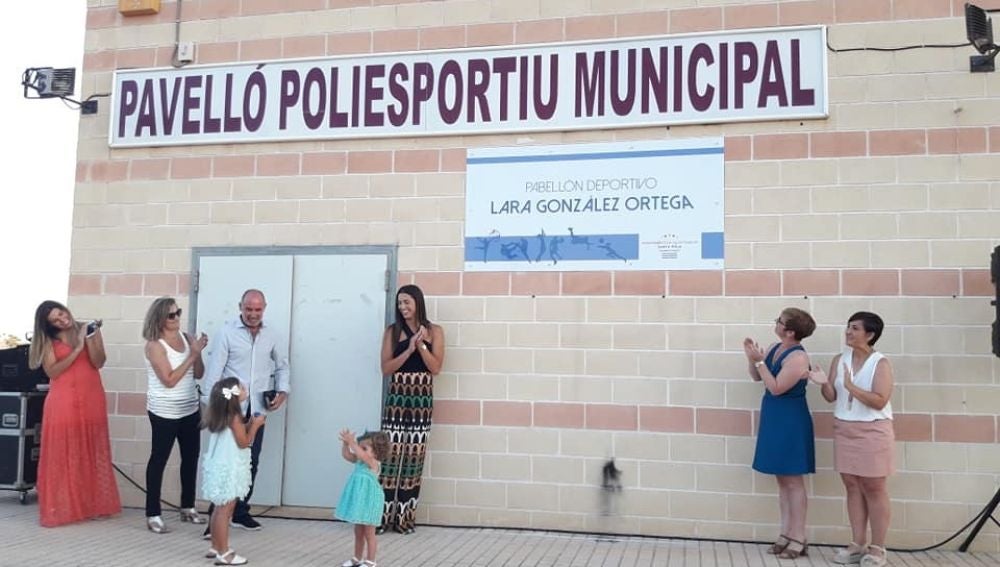 Lara González, junto a su familia, en el momento en el que se descubre la placa que dará nombre al Pabellón Polideportivo de Santa Pola.