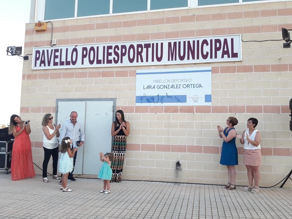 El pabellón de Els Xiprerets de Santa Pola pasa a llamarse 'Lara González Ortega' El pabellón de Els Xiprerets de Santa Pola pasa a llamarse 'Lara González Ortega'