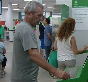 Un hombre en las oficinas de empleo Un hombre en las oficinas de empleo