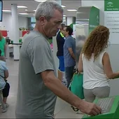 Un hombre en las oficinas de empleo Un hombre en las oficinas de empleo