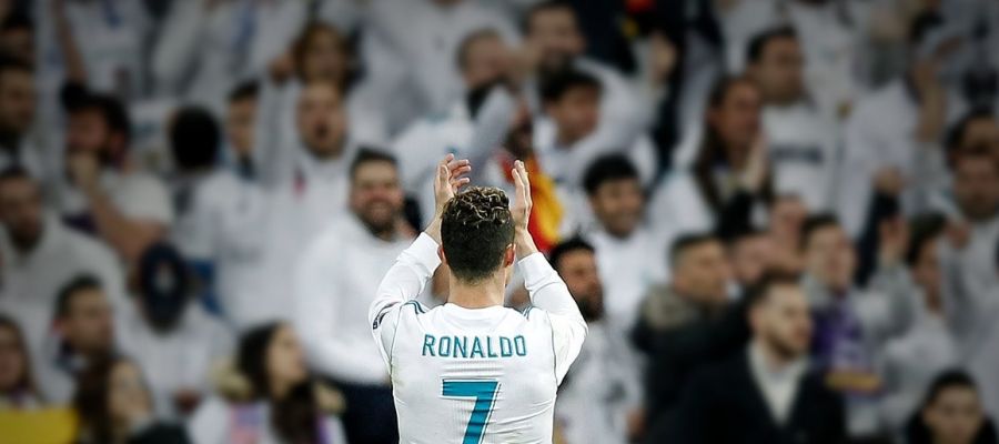 Cristiano Ronaldo agradece el apoyo a la afición en un partido Cristiano Ronaldo agradece el apoyo a la afición en un partido