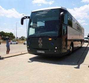 El autobús de la Guardia Civil que transporta a los exconsellers catalanes de Presidencia Jordi Turull, de Interior Joaquim Forn y de Territorio Josep Rull El autobús de la Guardia Civil que transporta a los exconsellers catalanes de Presidencia Jordi Turull, de Interior Joaquim Forn y de Territorio Josep Rull