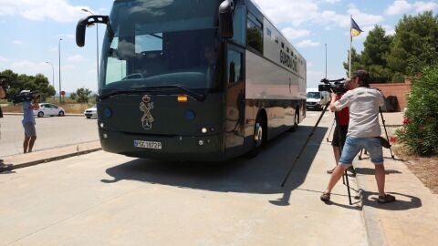  El autob&uacute;s de la Guardia Civil que transporta a los exconsellers catalanes de Presidencia Jordi Turull, de Interior Joaquim Forn y de Territorio Josep Rull