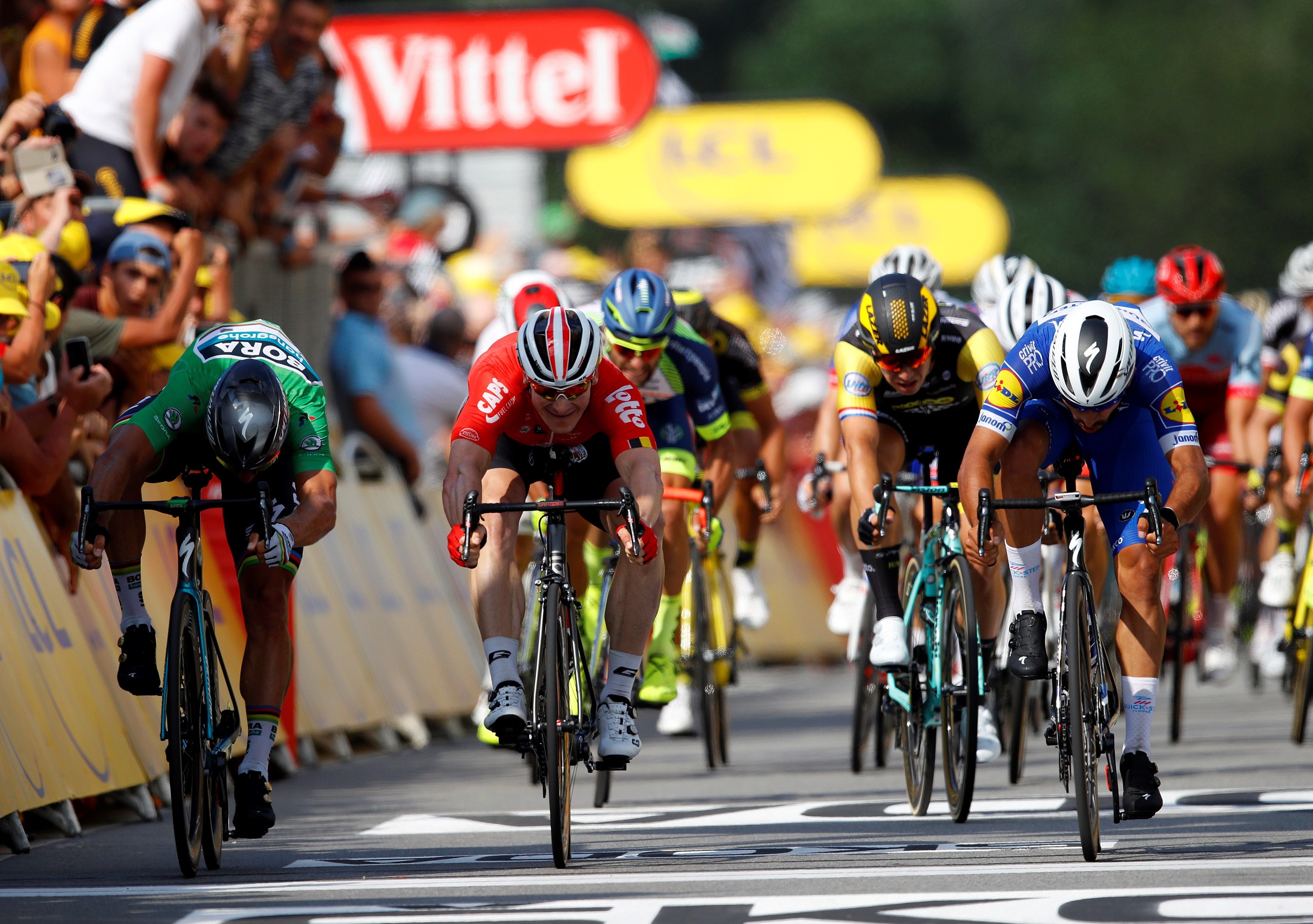 Fernando Gaviria vuelve a ganar al sprint; Van Avermaet conserva el maillot amarillo Fernando Gaviria vuelve a ganar al sprint; Van Avermaet conserva el maillot amarillo