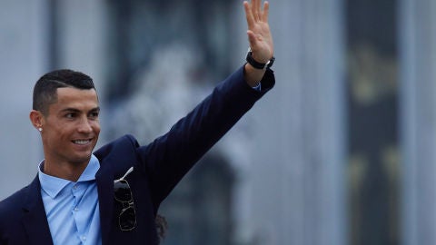 Cristiano Ronaldo saludando a la afici&oacute;n