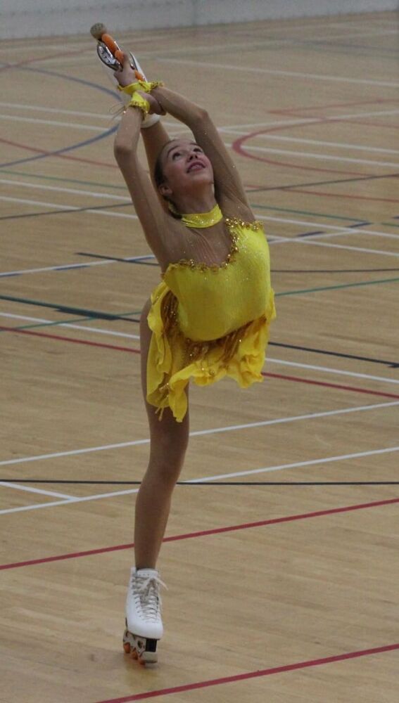 La patinadora ilicitana Clara Pérez demostró en Irlanda estar a la altura de las mejores del mundo.