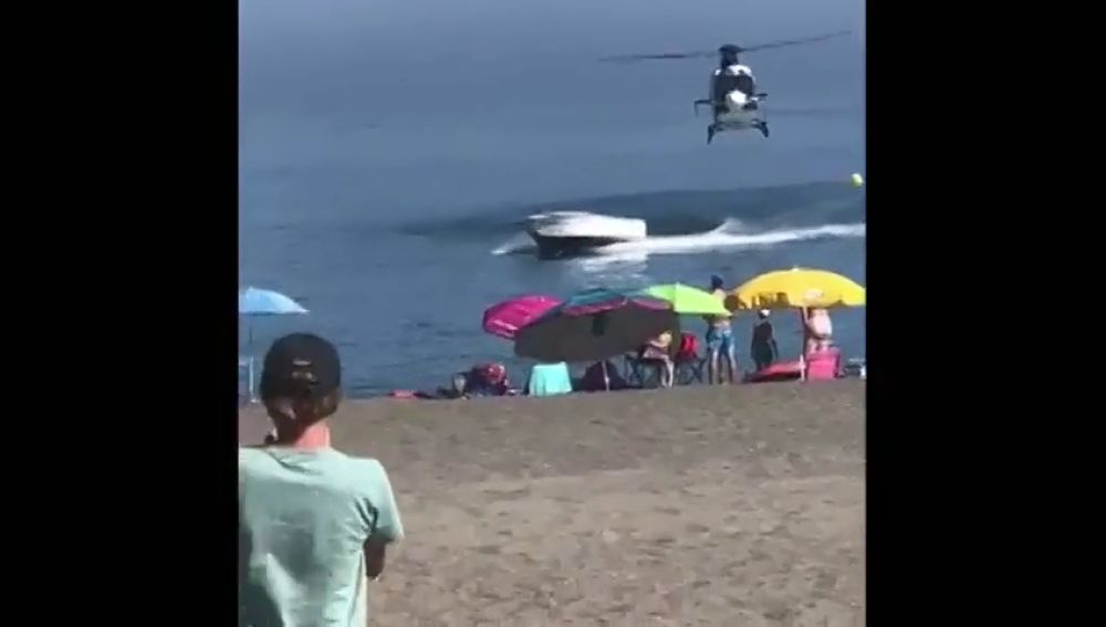 La espectacular persecución de un helicóptero de la Policía a una lancha que huyó hasta la playa de Sabinillas (Málaga)
