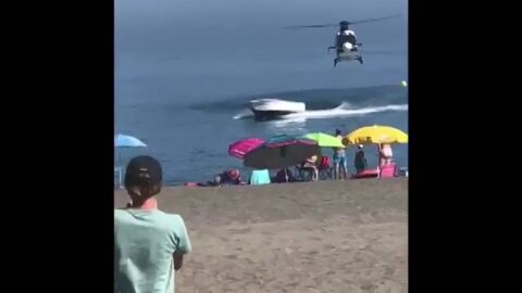 La espectacular persecuci&oacute;n de un helic&oacute;ptero de la Polic&iacute;a a una lancha que huy&oacute; hasta la playa de Sabinillas (M&aacute;laga)