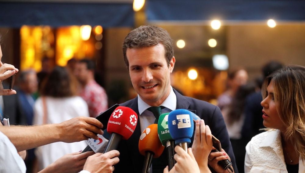  El candidato a la Presidencia del PP Pablo Casado atiende a los medios a su llegada 