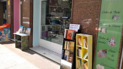 Expositores en la calle en un comercio de la zona de la Plaza de Barcelona de Elche