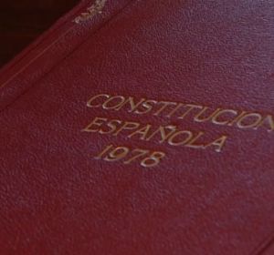 El Gobierno encarga a la RAE un estudio para adecuar la Constitución a un lenguaje no sexista El Gobierno encarga a la RAE un estudio para adecuar la Constitución a un lenguaje no sexista