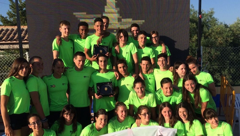 Los equipos infantiles del Club de de Tenis Elche se proclamaron campeones autonómicos en modalidad femenina y masculina.