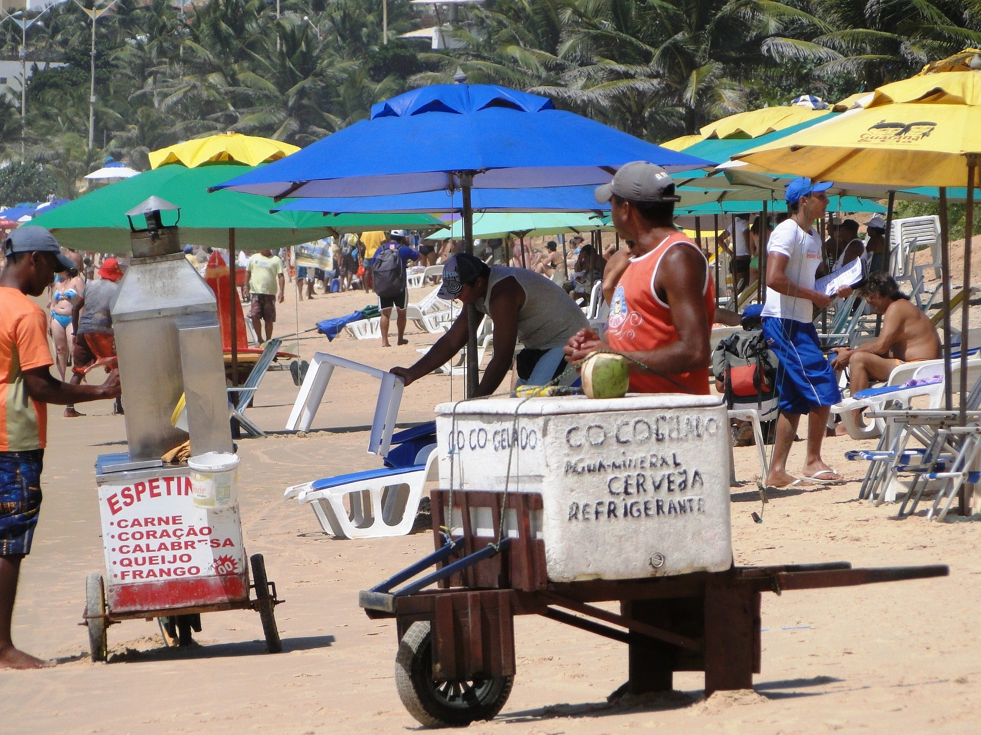 Interponen 230 denuncias contra la venta ambulante ilegal en playas de Baleares Interponen 230 denuncias contra la venta ambulante ilegal en playas de Baleares