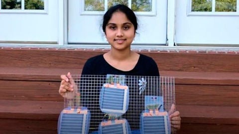 Maanasa Mendu con su invento Harvest