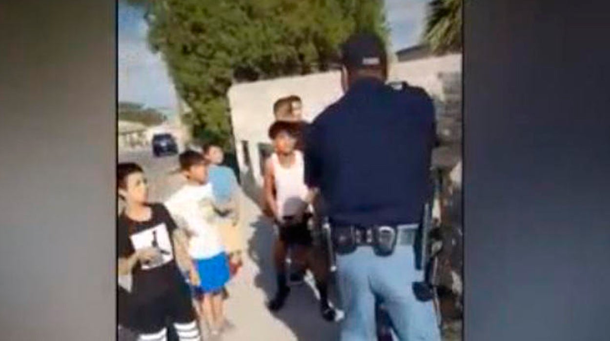 Abren una investigación a un policía de Texas que apuntó con su arma a unos niños mientras le decía "apartaos hijos de puta" Abren una investigación a un policía de Texas que apuntó con su arma a unos niños mientras le decía "apartaos hijos de puta"