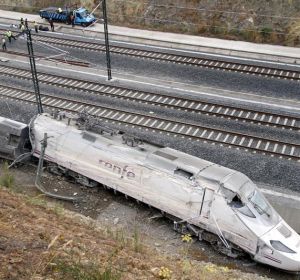 Vista del estado del tren tras el accidente en Santiago en julio de 2013 Vista del estado del tren tras el accidente en Santiago en julio de 2013