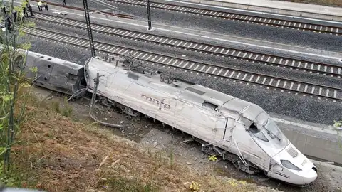Vista del estado del tren tras el accidente en Santiago en julio de 2013 Vista del estado del tren tras el accidente en Santiago en julio de 2013