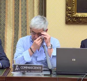 El maquinista del tren accidentado en Angrois se desploma en su comparecencia y pide que otro lea su intervención ante la comisión de investigación El maquinista del tren accidentado en Angrois se desploma en su comparecencia y pide que otro lea su intervención ante la comisión de investigación