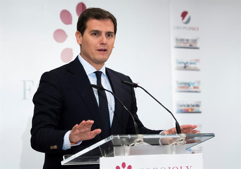 Albert Rivera: "A este paso, Sánchez va a hacer bueno a Rajoy" Albert Rivera: "A este paso, Sánchez va a hacer bueno a Rajoy"