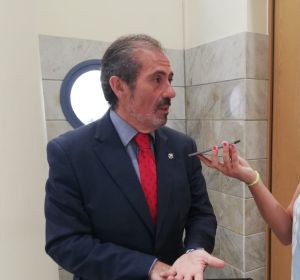 El decano del Colegio de Abogados de Málaga, Francisco Javier Lara, atendiendo a Onda Cero Málaga El decano del Colegio de Abogados de Málaga, Francisco Javier Lara, atendiendo a Onda Cero Málaga