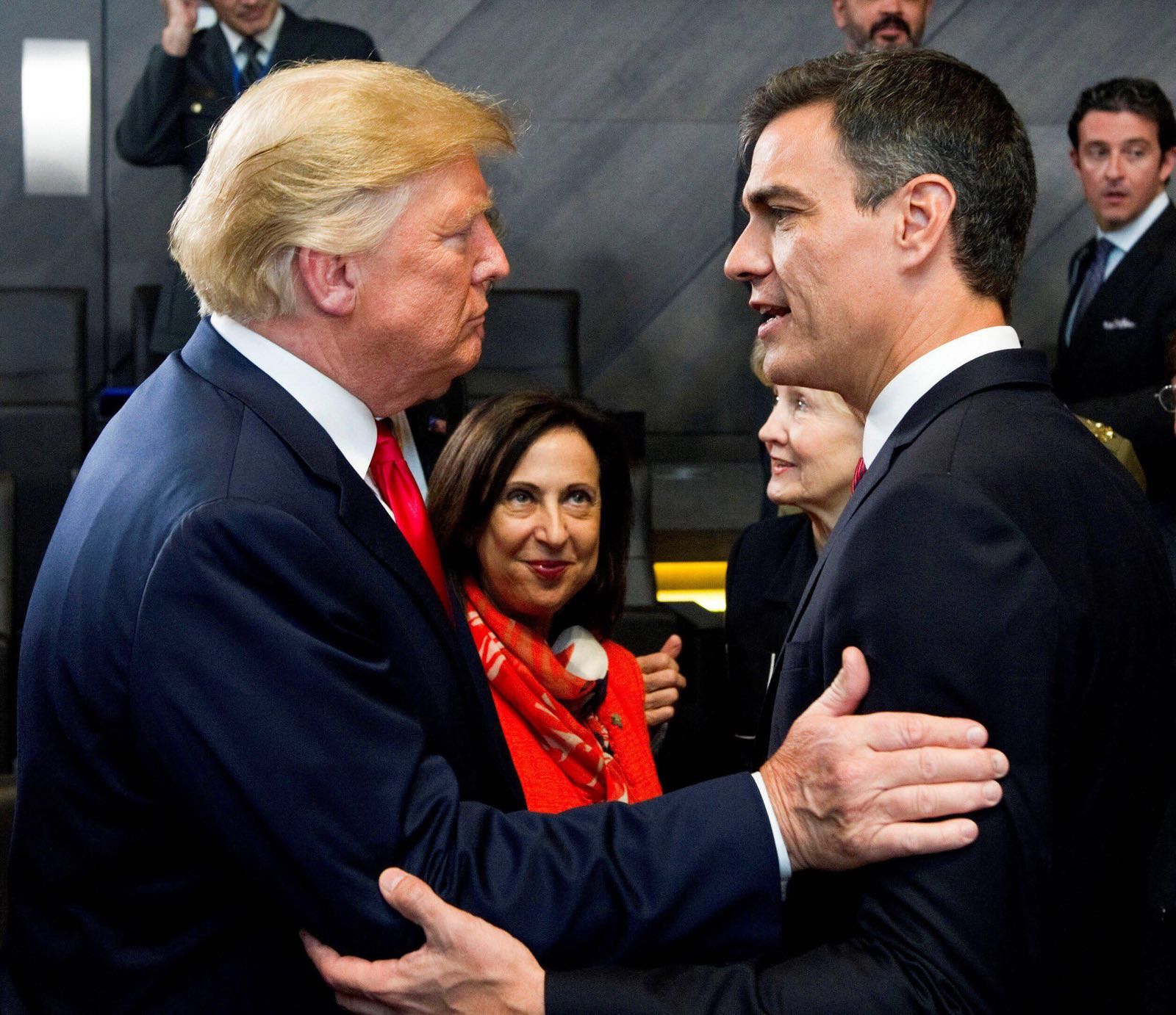 Sánchez y Trump se saludan por primera vez en la cumbre de la OTAN Sánchez y Trump se saludan por primera vez en la cumbre de la OTAN