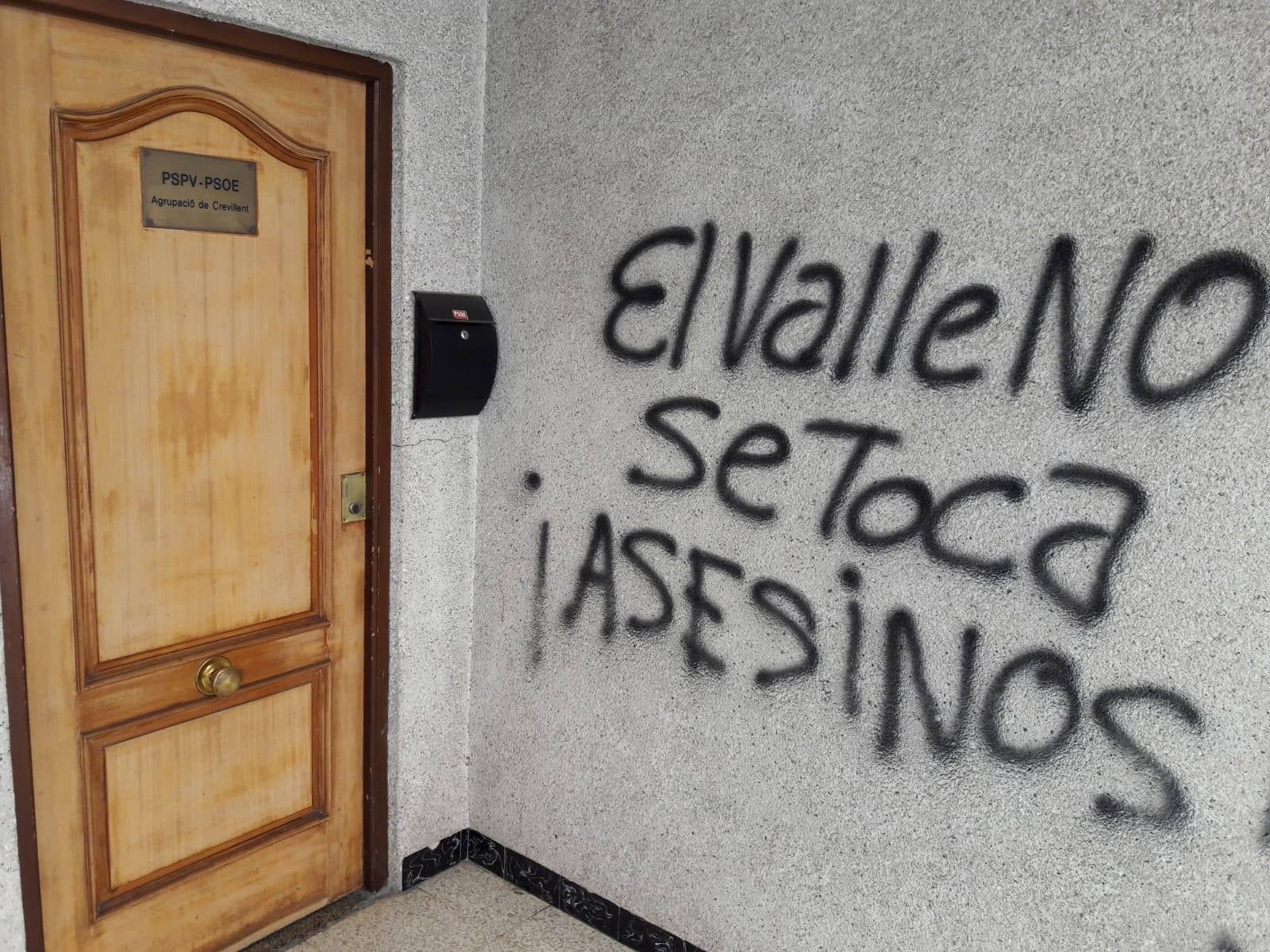 Atacan las sedes de PSOE y Compromís de Crevillent con pintadas contrarias a la exhumación de Franco del Valle de los Caídos Atacan las sedes de PSOE y Compromís de Crevillent con pintadas contrarias a la exhumación de Franco del Valle de los Caídos