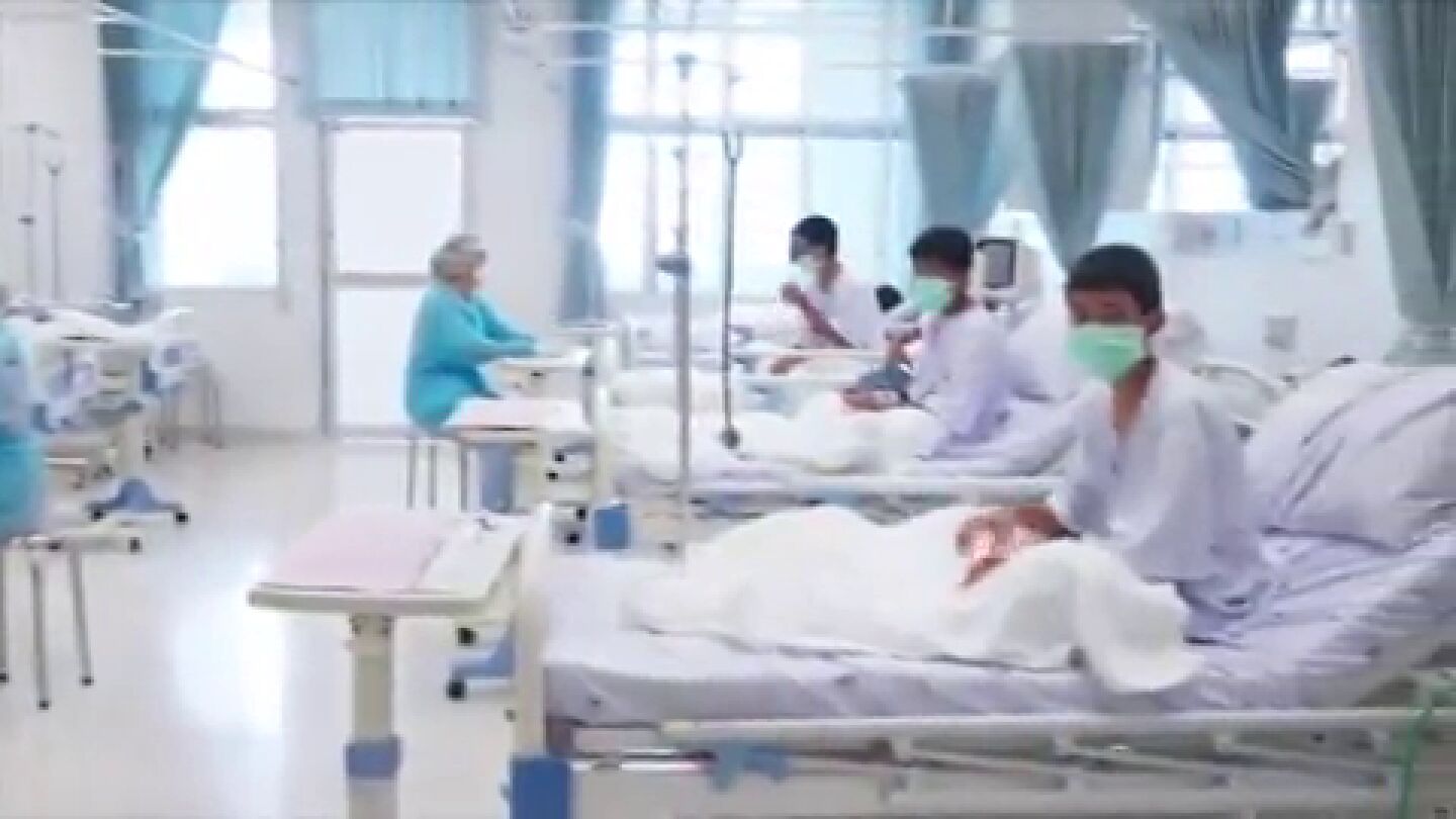 Primeras im&aacute;genes en el hospital de los ni&ntilde;os rescatados de una cueva en Tailandia