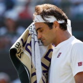 Federer se seca el sudor tras un punto ante Kevin Anderson