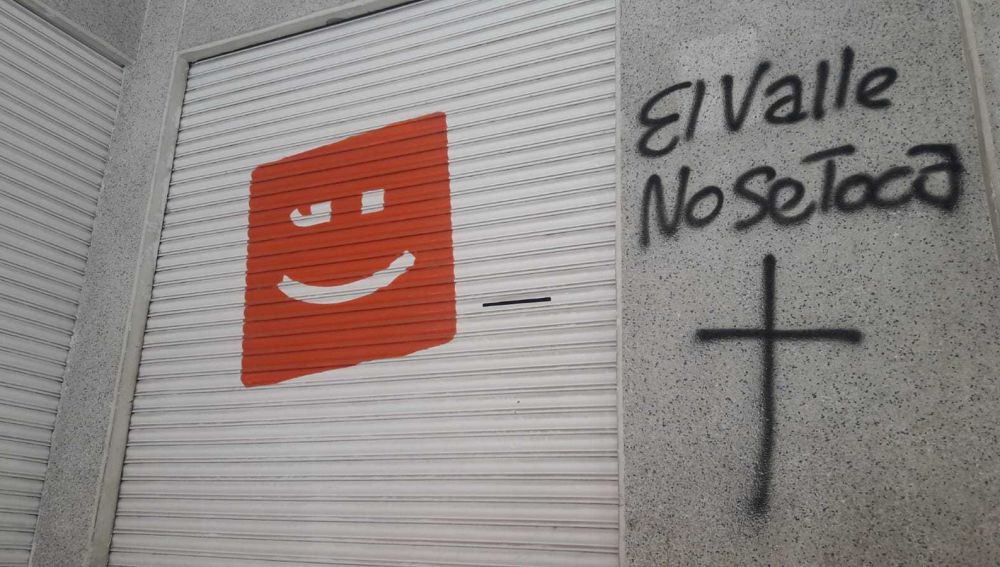 Pintada en la sede de Compromís de Crevillent