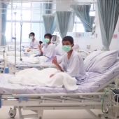 Cuatro de los doce niños rescatados en Tailandia recibirán el alta el domingo: así pasan sus primeras horas en el hospital