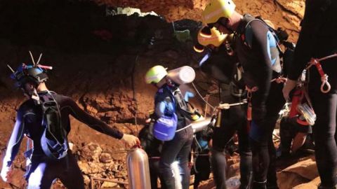 Los buzos trabajando en las labores de rescate en Tailandia. 