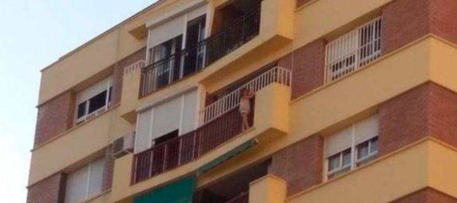 Niña de cinco años colgada de un balcón en Málaga Niña de cinco años colgada de un balcón en Málaga