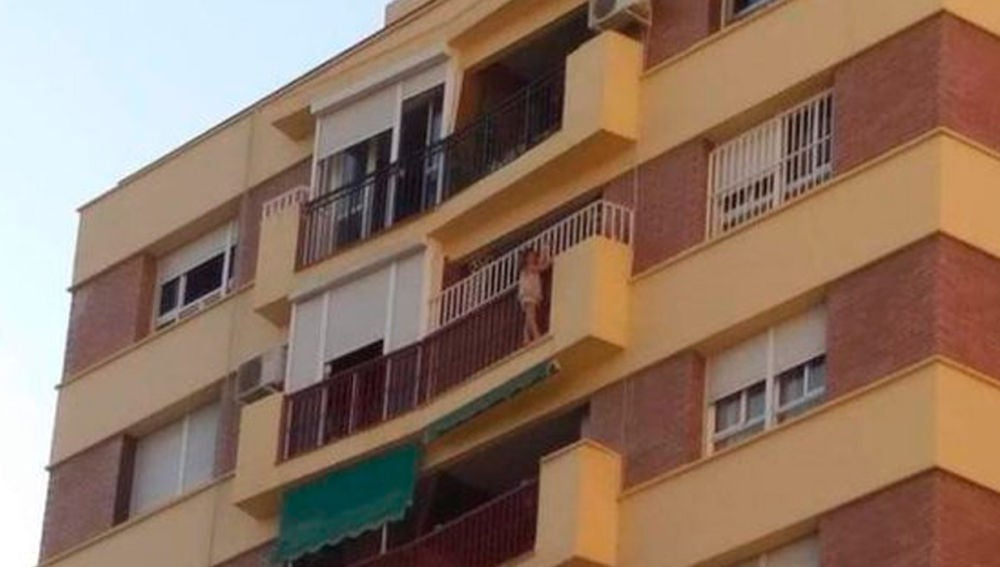 Niña de cinco años colgada de un balcón en Málaga