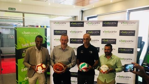 Los clubes escenifican el acuerdo