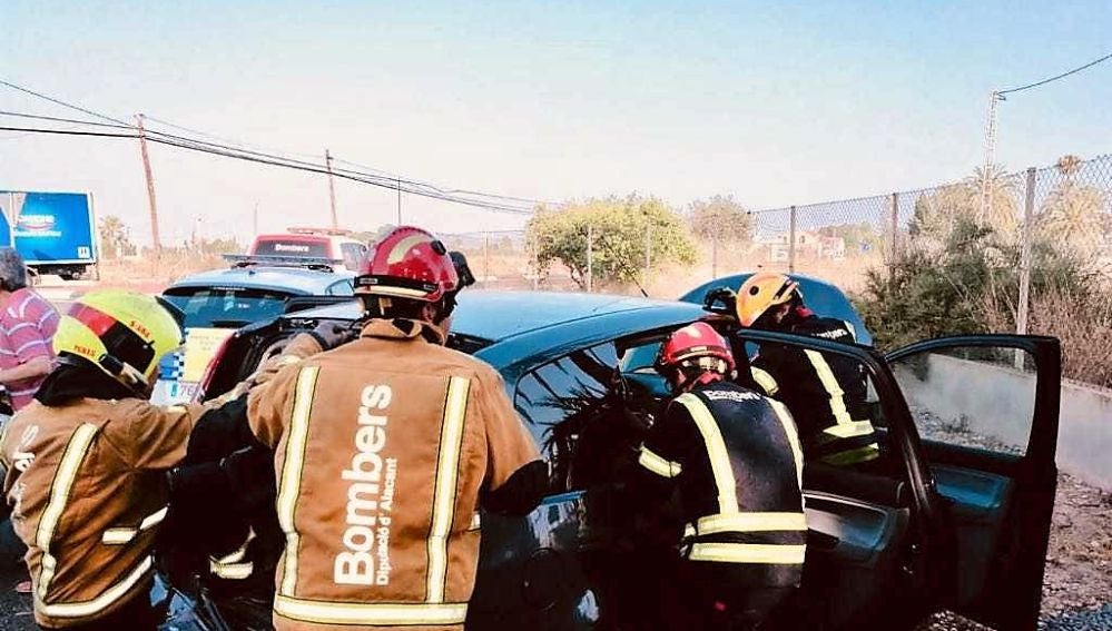 Bomberos de Elche actuando en el accidente de la carretera a Santa Pola