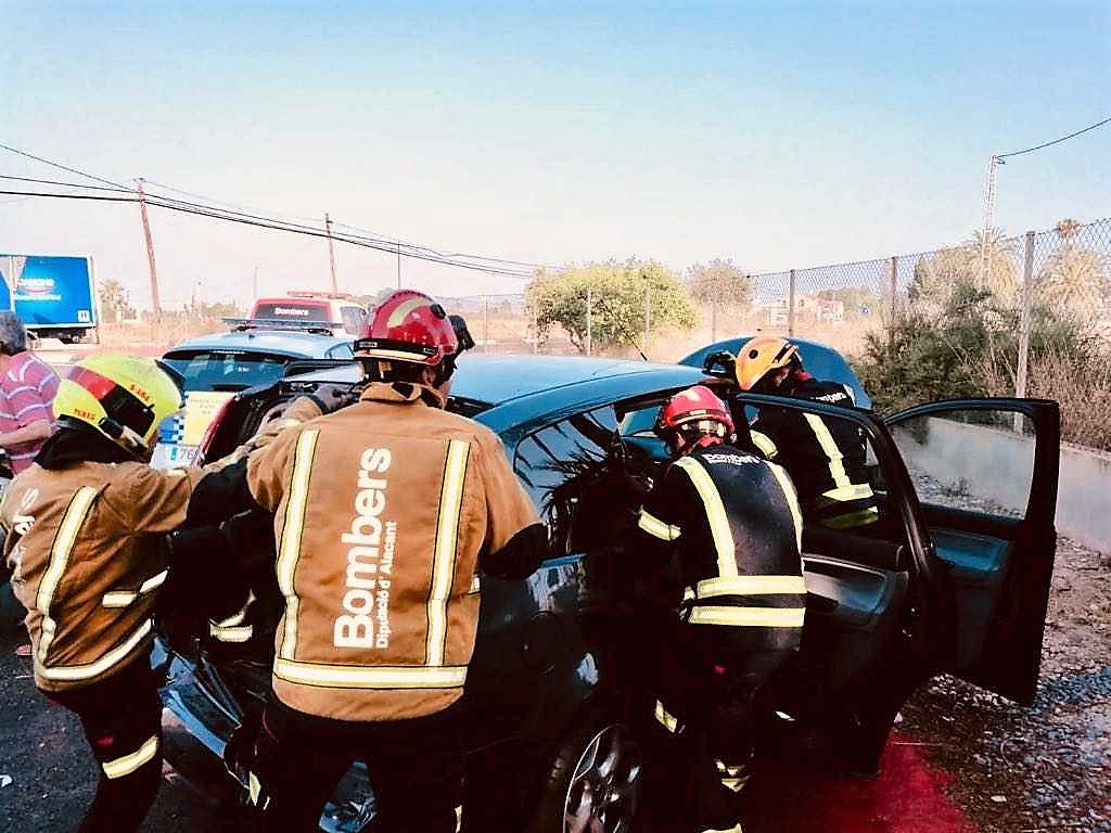 Dos accidentes de circulación obligan a los bomberos a rescatar a atrapados en Elche Dos accidentes de circulación obligan a los bomberos a rescatar a atrapados en Elche