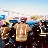 Bomberos de Elche actuando en el accidente de la carretera a Santa Pola