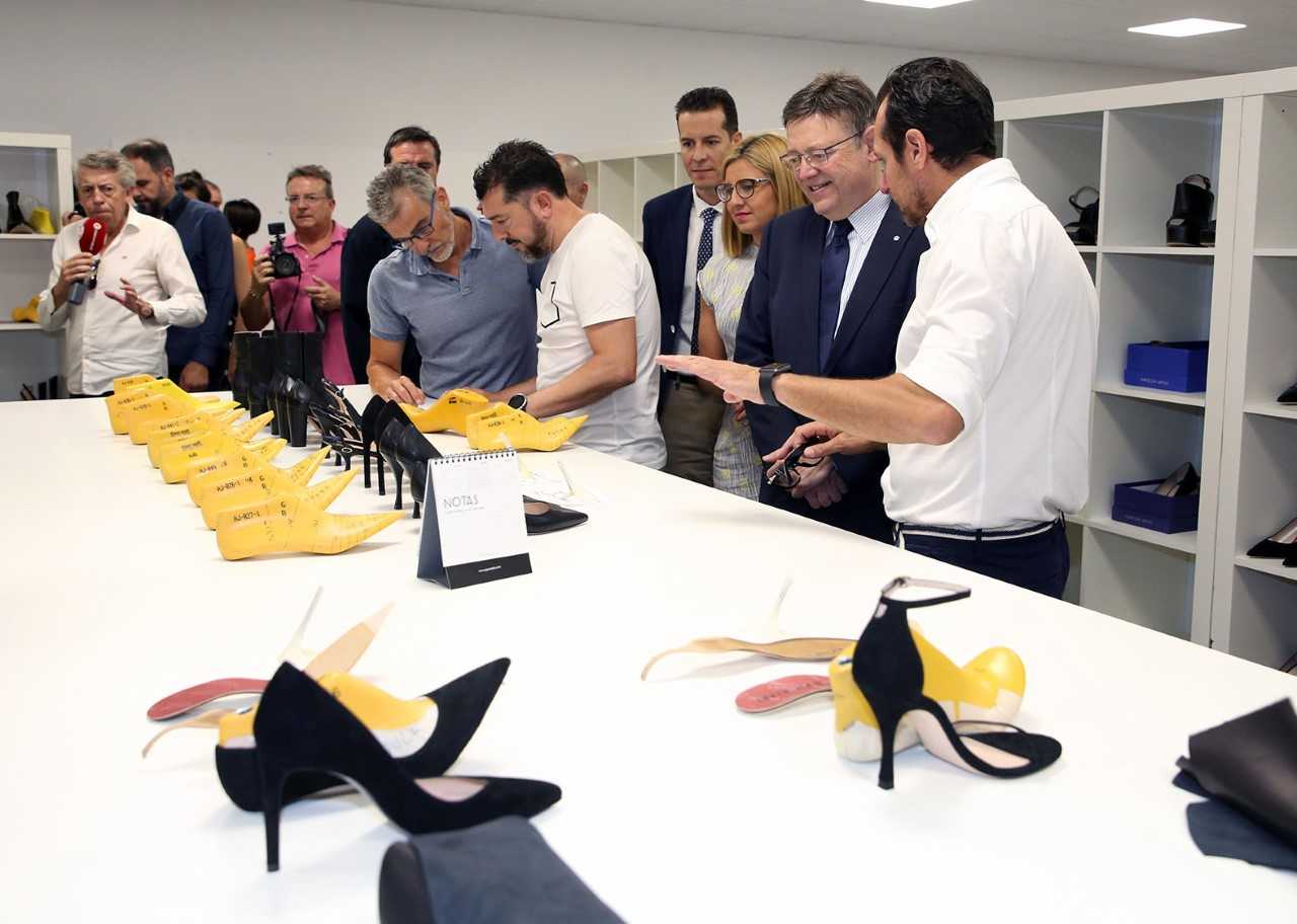 Ximo Puig compromete la ayuda de las instituciones públicas a las empresas de calzado para encarar “la nueva economía” Ximo Puig compromete la ayuda de las instituciones públicas a las empresas de calzado para encarar “la nueva economía”