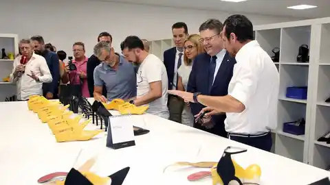 Ximo Puig, presidente de la Generalitat, en una empresa de calzado de Petrer Ximo Puig, presidente de la Generalitat, en una empresa de calzado de Petrer