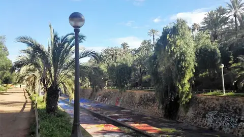 Ladera del río Vinalopó a su paso por el centro de Elche Ladera del río Vinalopó a su paso por el centro de Elche