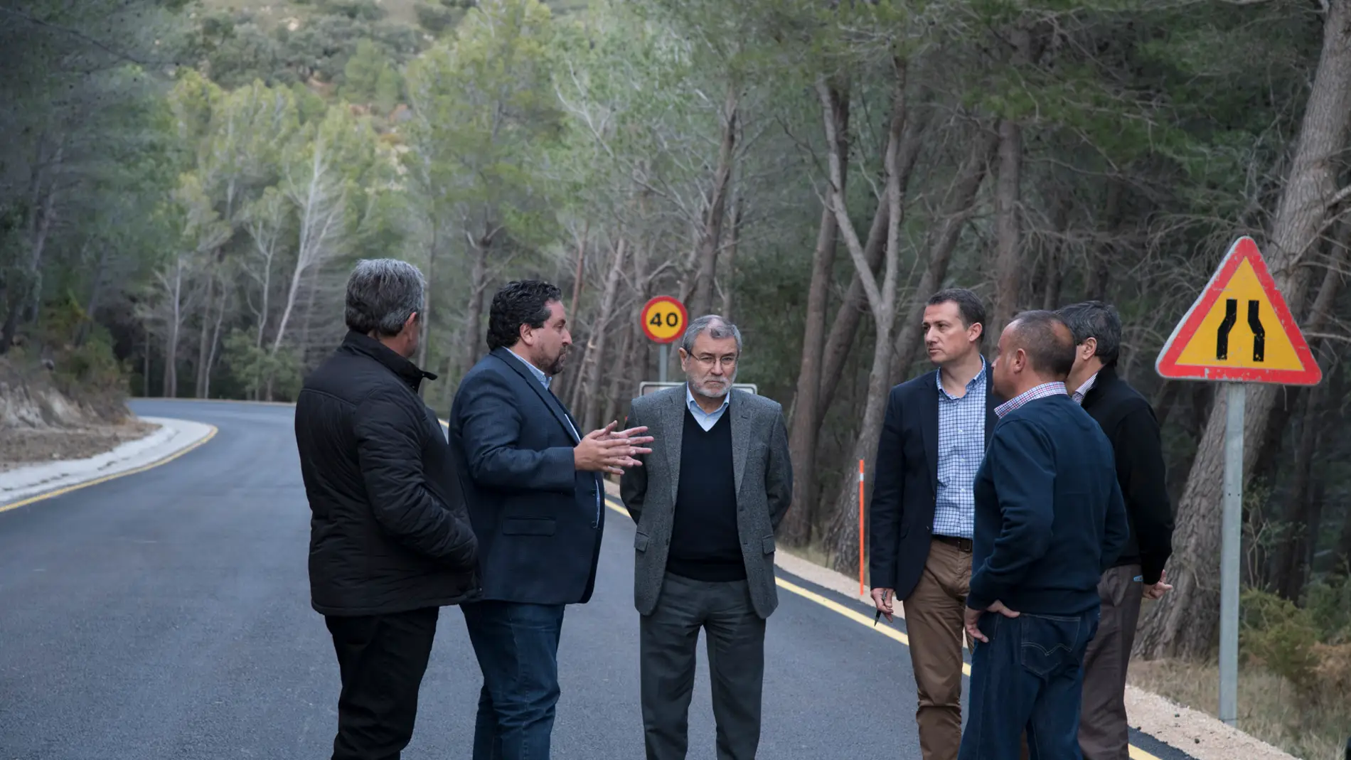 Javier Moliner, presidente de la Diputación, en una visita a las obras de Pobla de Benifassà.