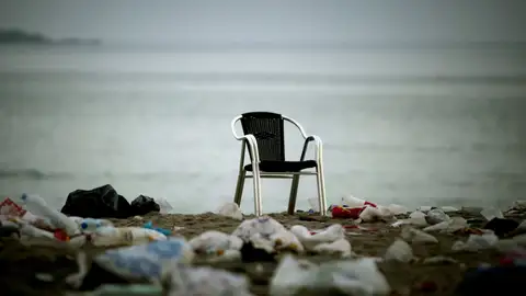 La basura en las playas de las islas del Mediterráneo se triplica en verano UNOS 250.000 DESECHOS POR KM² AL DÍA
