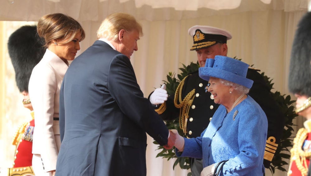 Donald Trump y su mujer, Melania, saludan a la Reina Isabel II