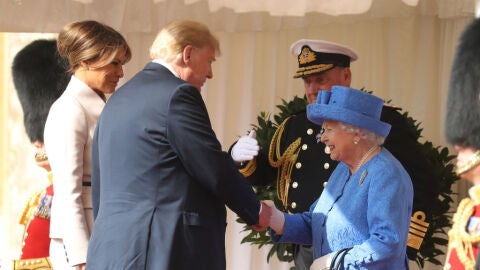 Donald Trump y su mujer, Melania, saludan a la Reina Isabel II