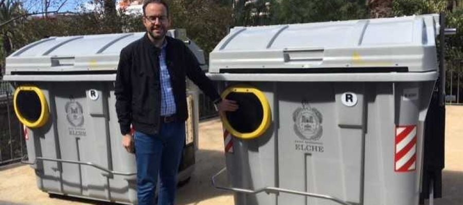 Cs Elche lamenta que solo se hayan instalado tres contenedores adaptados pese a comprar una veintena Cs Elche lamenta que solo se hayan instalado tres contenedores adaptados pese a comprar una veintena